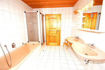 Bad mit Badewanne inclusive Duschfunktion und zwei Waschbecken
