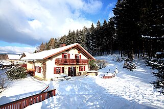 Zufahrt vom Haus mit Schneebedeckung