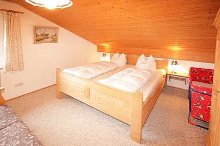 Schlafzimmer mit großen Doppelbett im Landhausstil