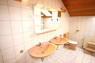 Zweites Bad mit zwei Waschbecken und WC