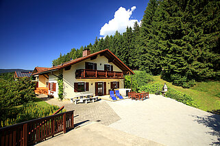 Vorderansicht mit Zufahrt vom Haus am Hochwald im Sommer