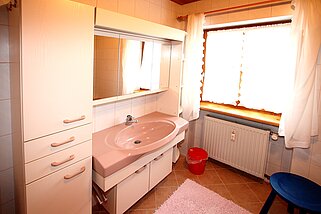 Bad mit großen Waschbecken vom Haus im Hochwald.