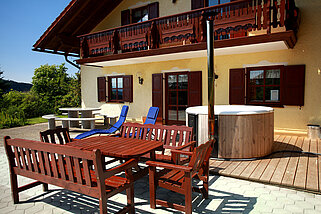 Terrassenansicht des Hauses mit beheizbaren, kleinen Pool und einer Sitzgruppe.
